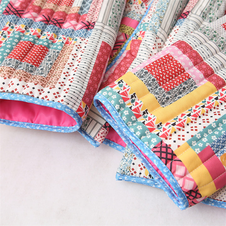 Damer quiltad patchwork-jacka med färgglad design och praktiska fickor Mirla-Eva Jonsson