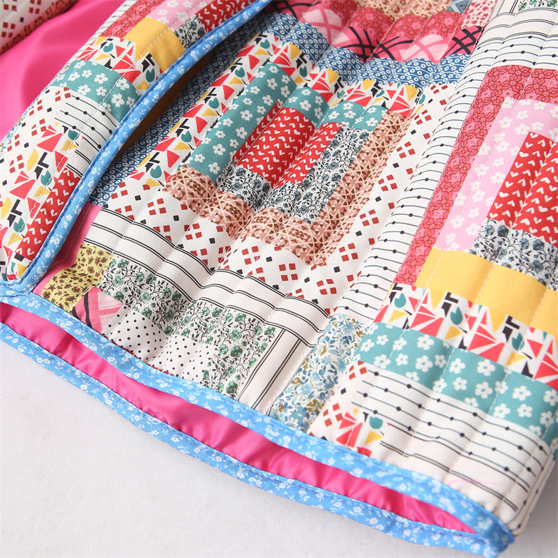 Damer quiltad patchwork-jacka med färgglad design och praktiska fickor Mirla-Eva Jonsson