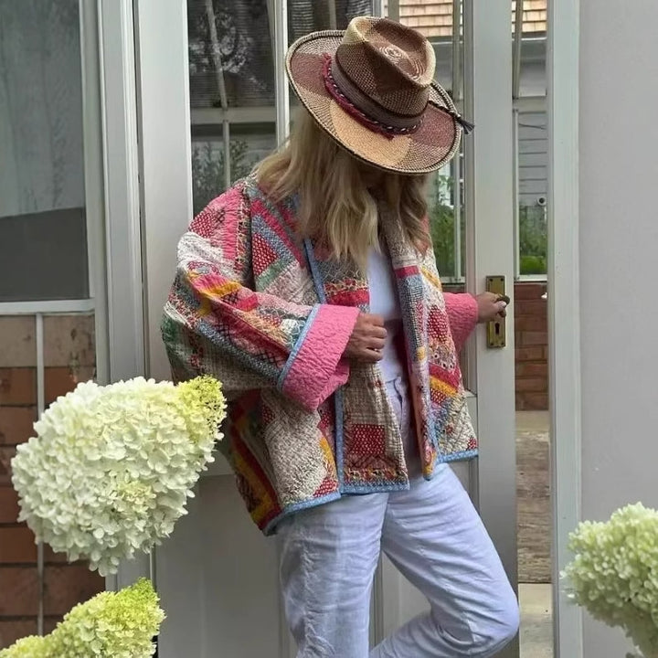 Damer quiltad patchwork-jacka med färgglad design och praktiska fickor Mirla-Eva Jonsson