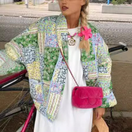 Damer quiltad patchwork-jacka med färgglada blommönster och praktiska fickor Mirla-Eva Jonsson