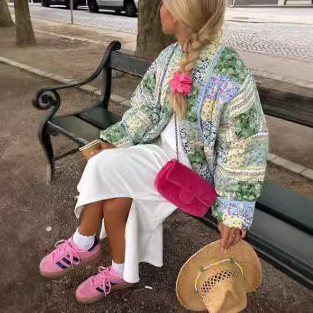 Damer quiltad patchwork-jacka med färgglada blommönster och praktiska fickor Mirla-Eva Jonsson