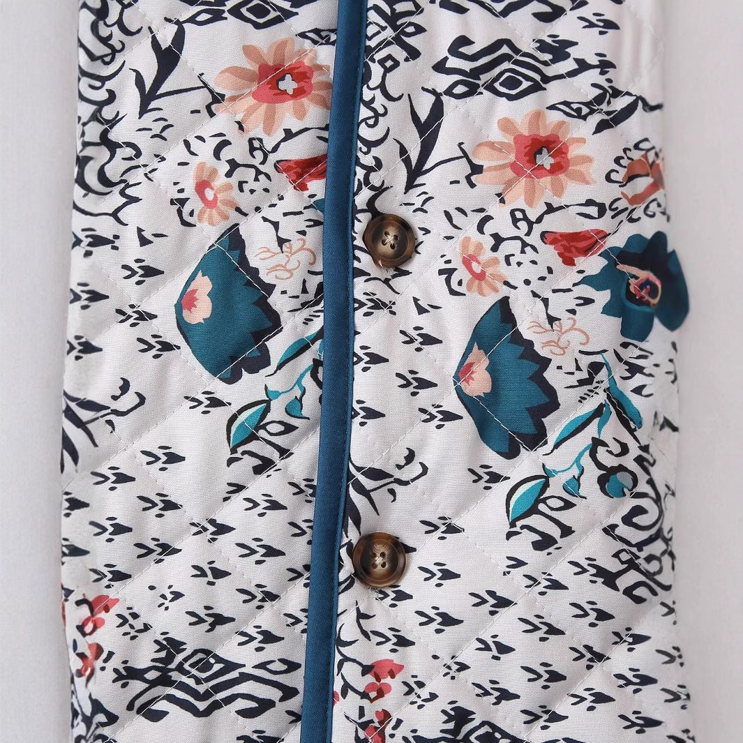 Damer quiltad utomhusjacka med blommönster och praktiska fickor Mirla-Eva Jonsson