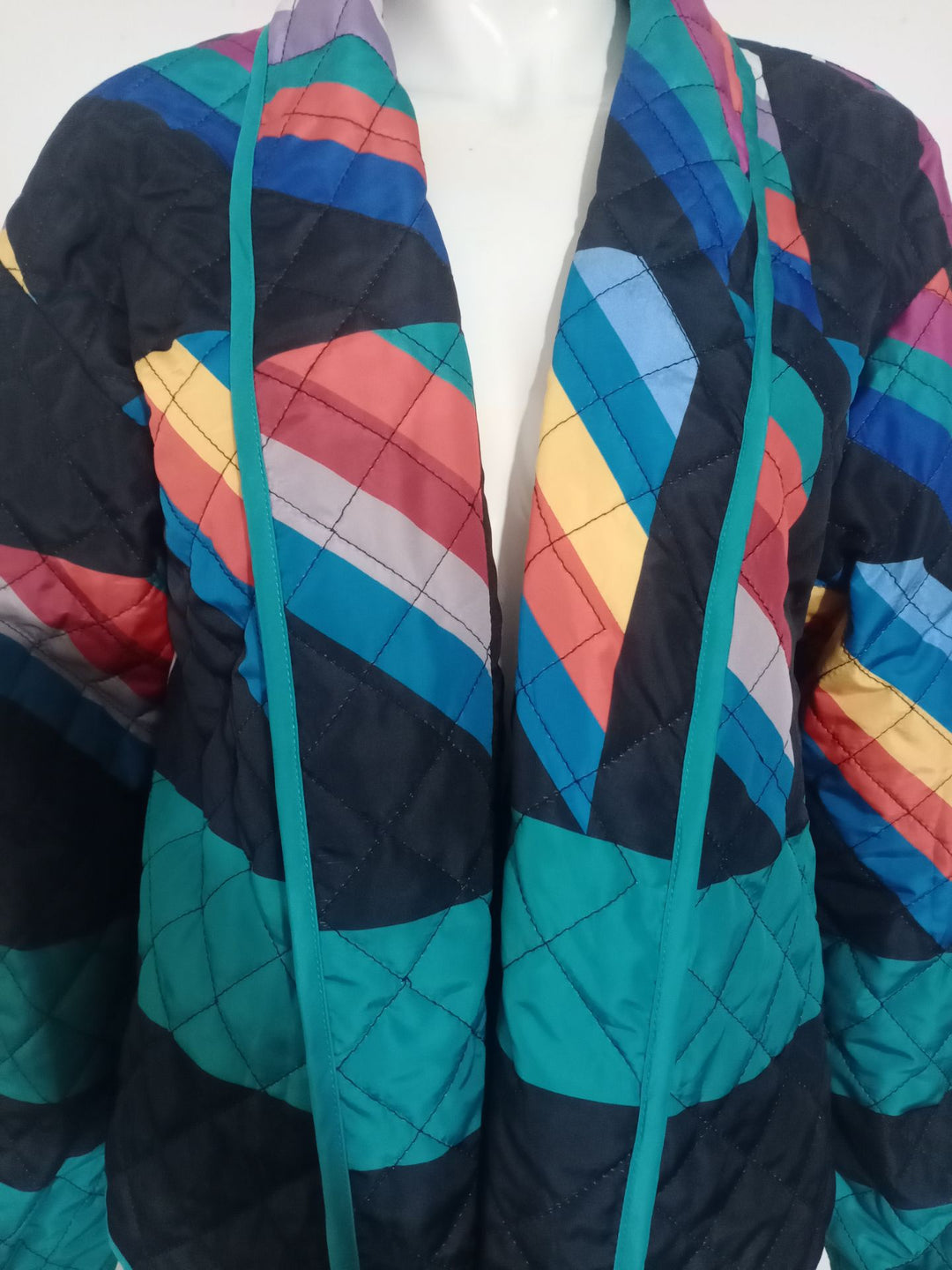 Damer quiltjacka med färggående geometriskt mönster Mirla-Eva Jonsson