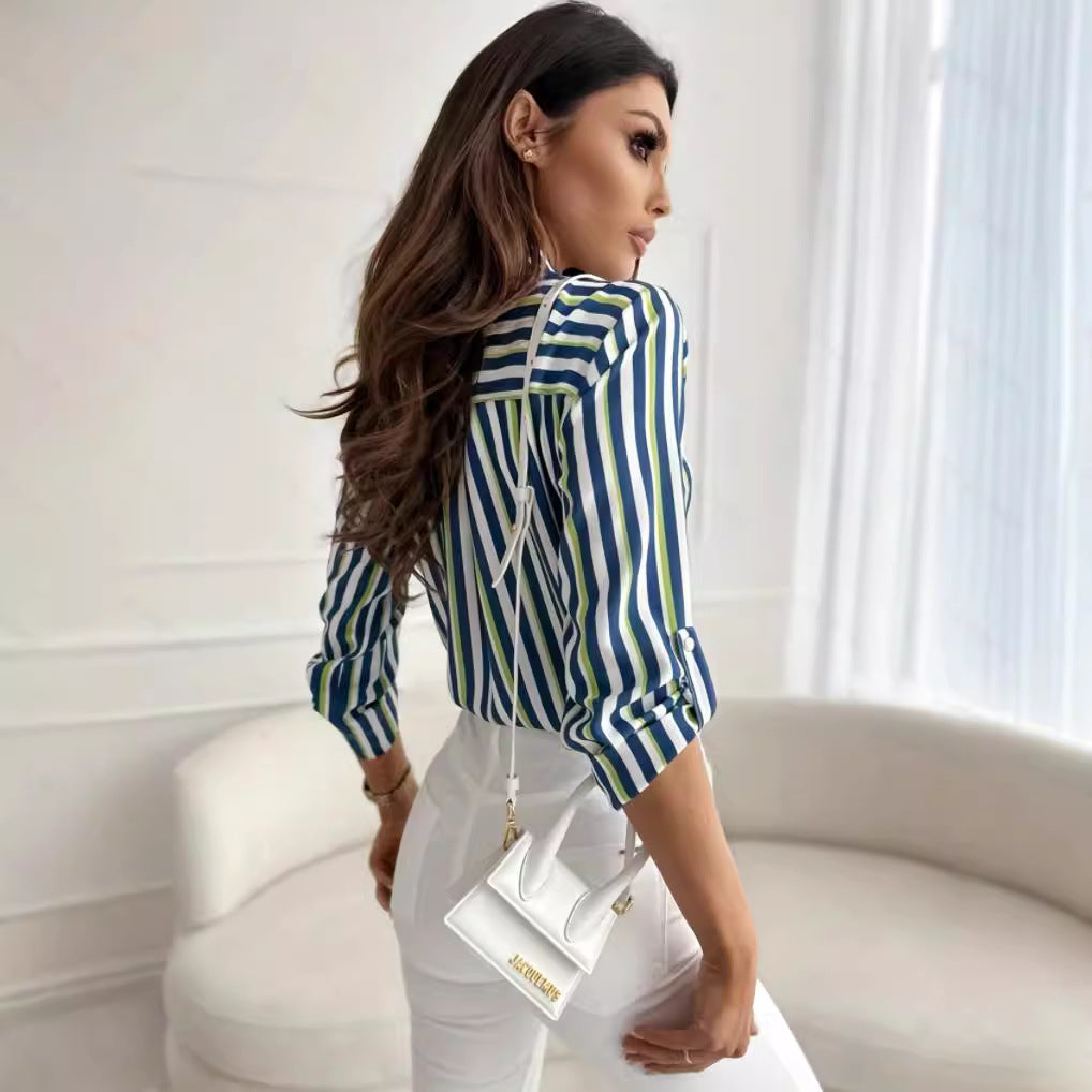 Damer randig blus med djup V-ringning och eleganta detaljer Mirla-Eva Jonsson