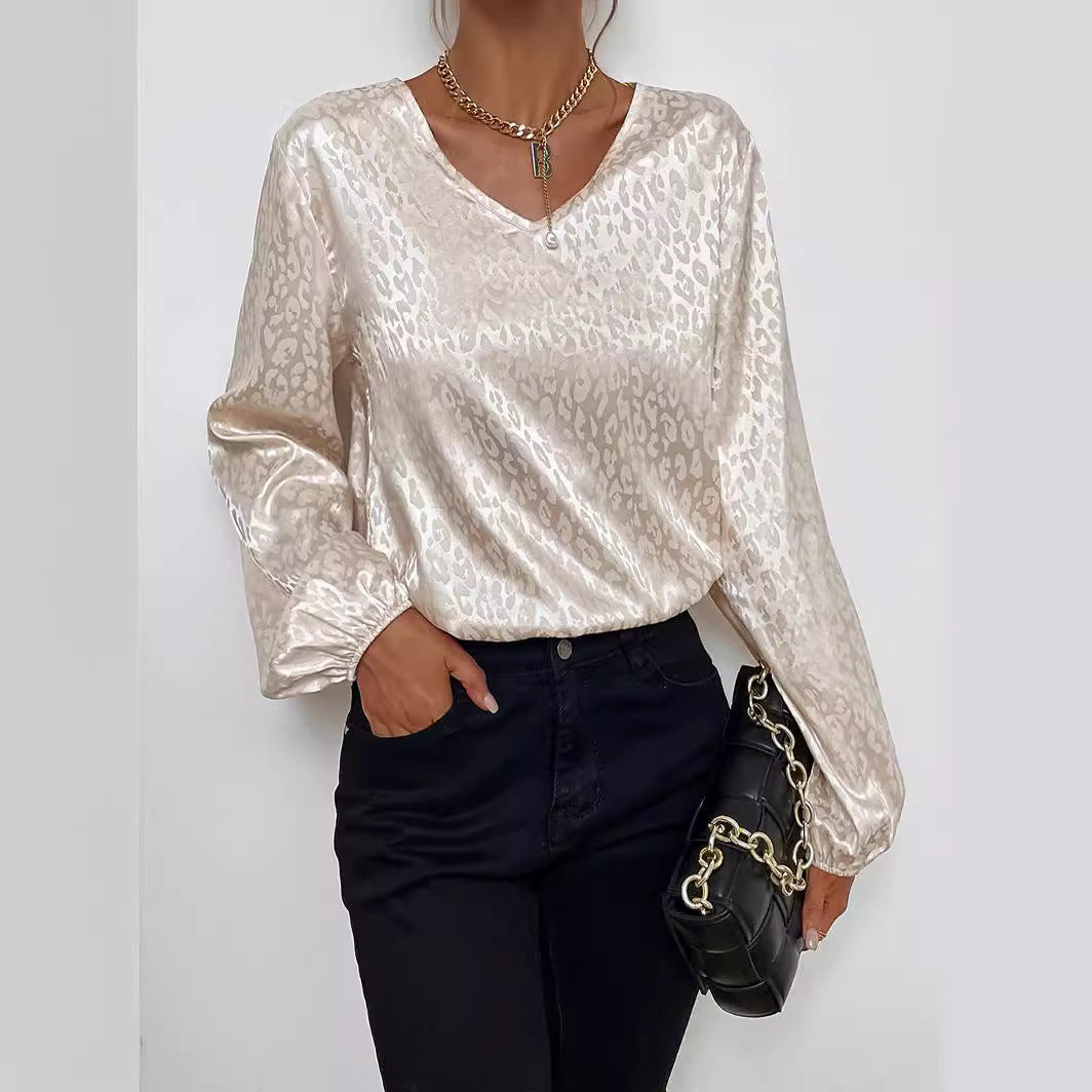 Damer satinblus med elegant V-ringning och ballongformade ärmar Mirla-Eva Jonsson