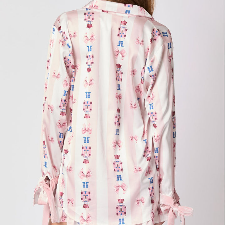 Damer satinerat pyjamas-set med söt julmotiv och lekfulla detaljer Eva Jonsson-Eva Jonsson