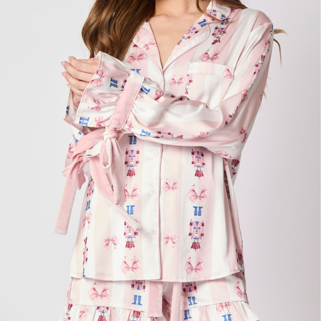 Damer satinerat pyjamas-set med söt julmotiv och lekfulla detaljer Eva Jonsson-Eva Jonsson
