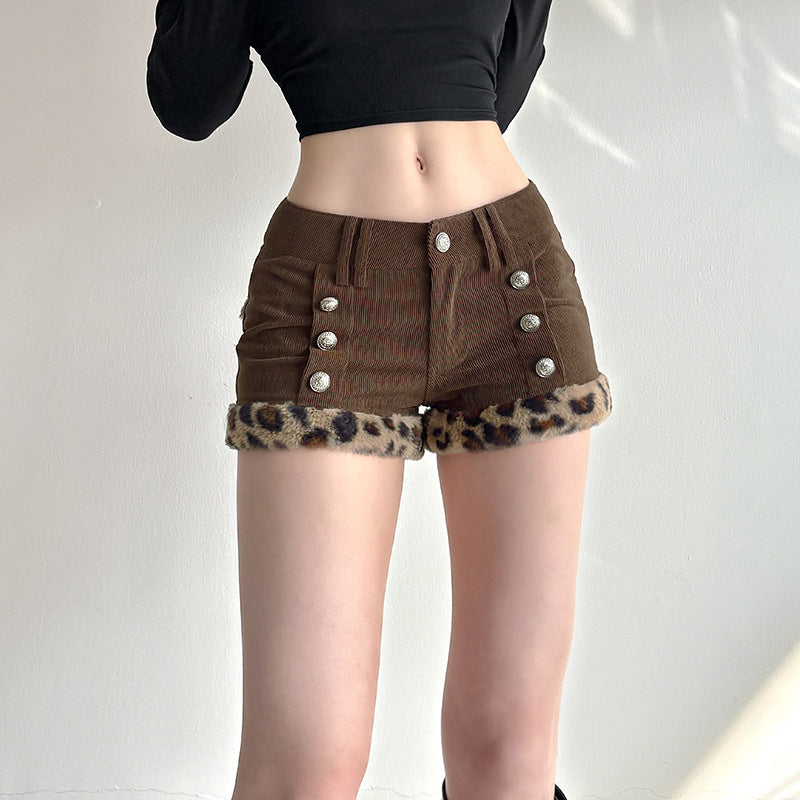 Damer shorts med eleganta knappdetaljer och trendig leoparddetalj Mirla-Eva Jonsson