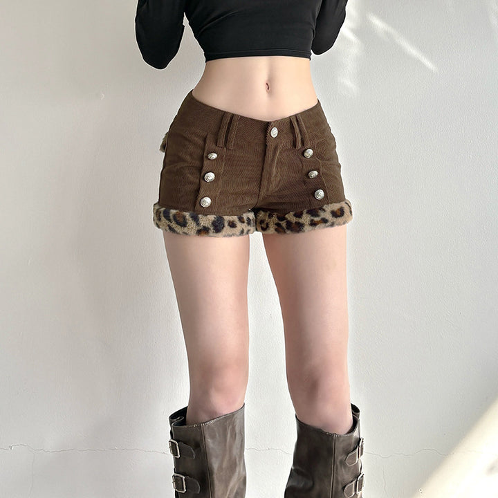 Damer shorts med eleganta knappdetaljer och trendig leoparddetalj Mirla-Eva Jonsson