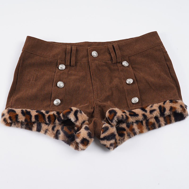 Damer shorts med eleganta knappdetaljer och trendig leoparddetalj Mirla-Eva Jonsson