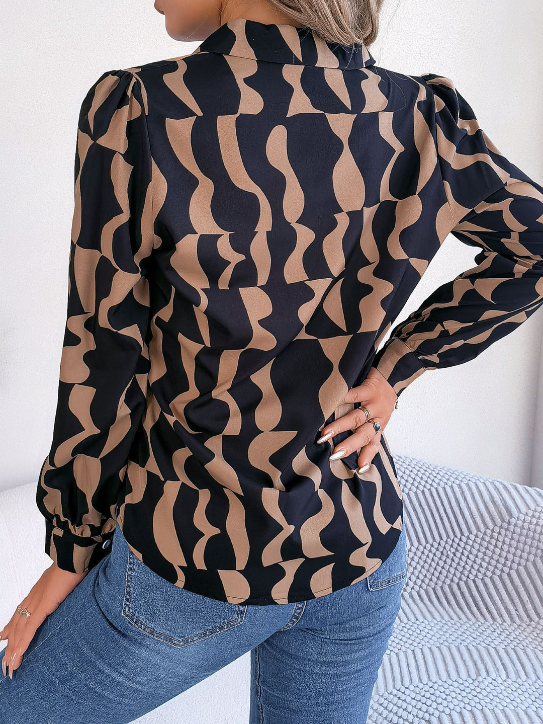Damer skjortblus med modern grafisk mönster och elegant knapplist Mirla-Eva Jonsson