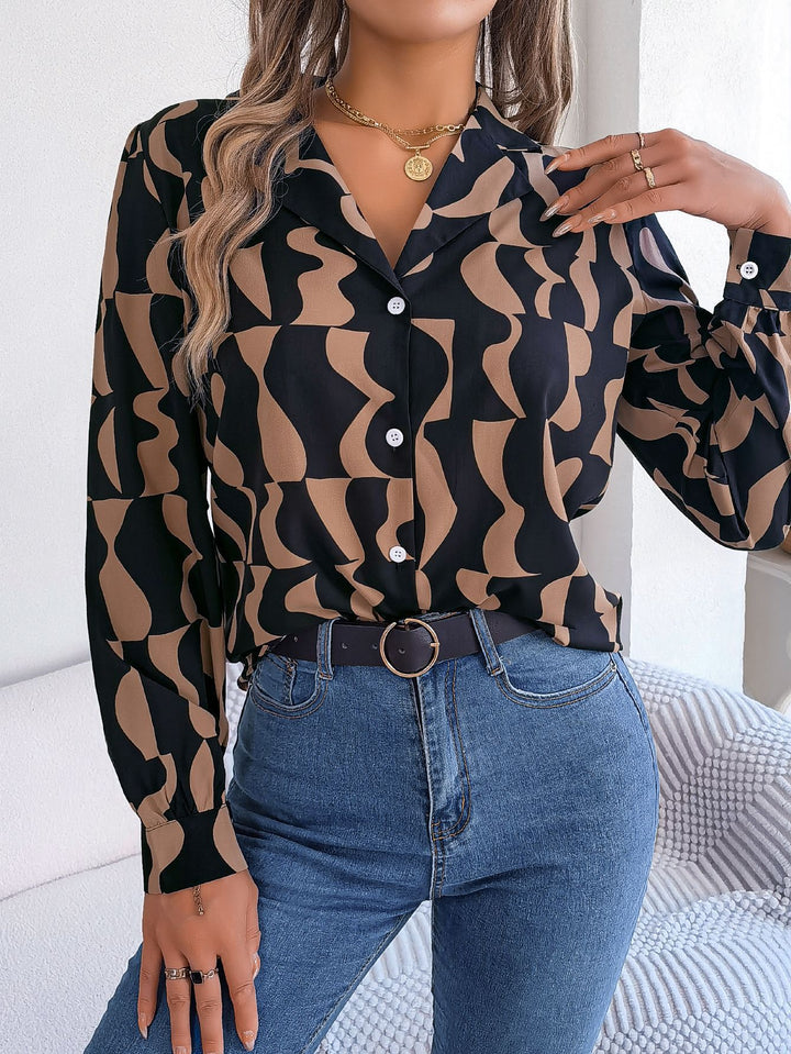 Damer skjortblus med modern grafisk mönster och elegant knapplist Mirla-Eva Jonsson