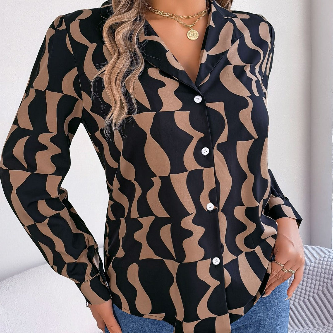 Damer skjortblus med modern grafisk mönster och elegant knapplist Mirla-Eva Jonsson