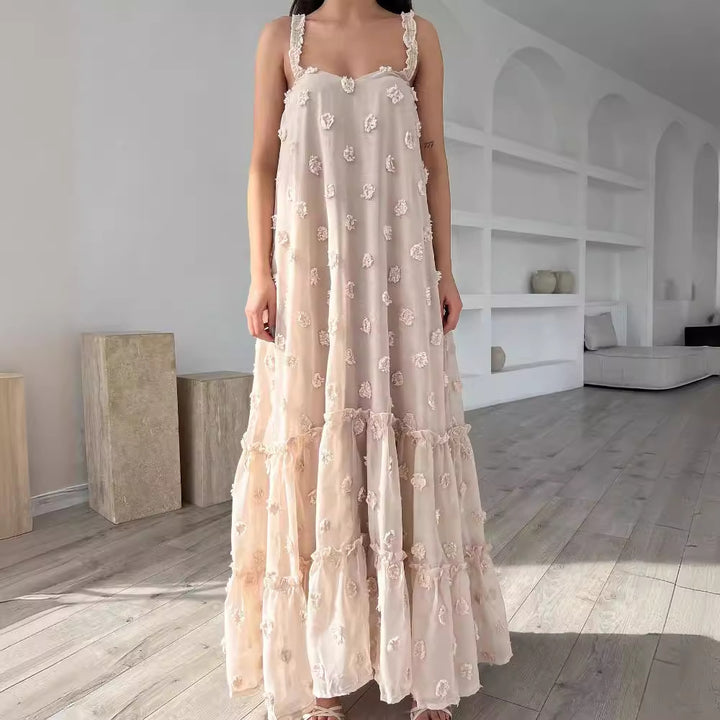 Damer sommar maxiklänning med blommigt relief och voluminös fåll Mirla-Eva Jonsson