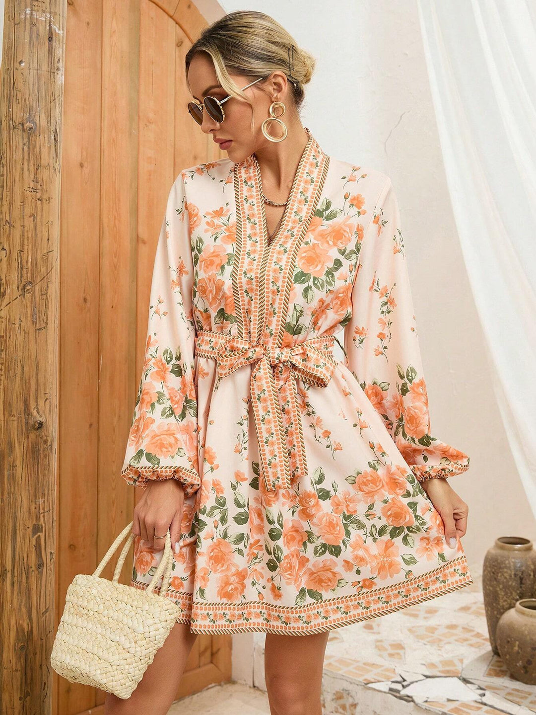 Damer sommarblommklänning med elegant midjesnörning och långa ärmar Mirla-Eva Jonsson