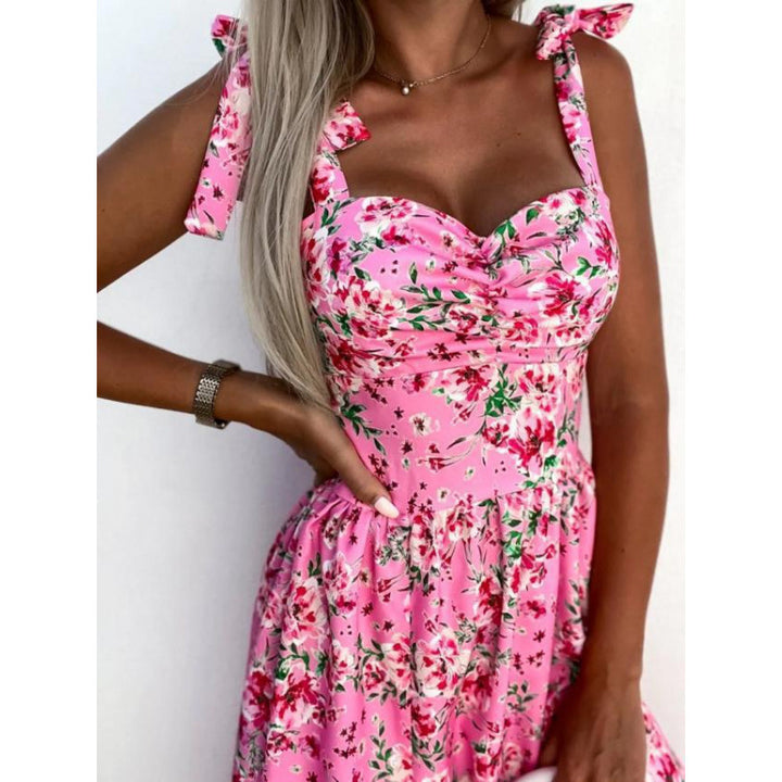 Damer sommarklänning med blommigt mönster och lekfullt knutna band Mirla-Eva Jonsson