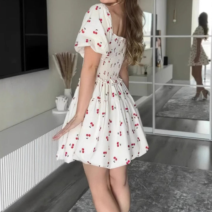 Damer sommarliknande miniklänning med puffärmar och floral design Mirla-Eva Jonsson