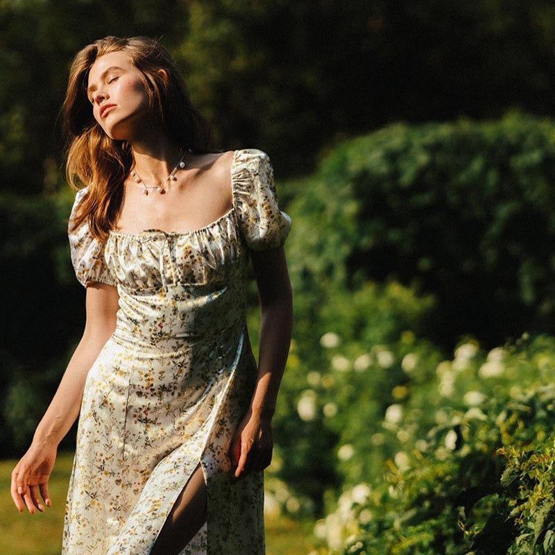 Damer sommarmaxiklänning med blommönster och djup slits Mirla-Eva Jonsson