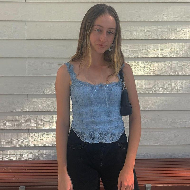 Damer spets-crop-top med dekorativa band och fina detaljer Mirla-Eva Jonsson