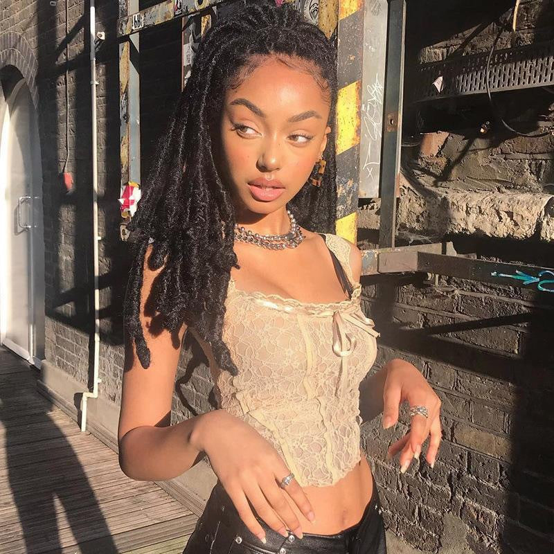 Damer spets-crop-top med dekorativa band och fina detaljer Mirla-Eva Jonsson