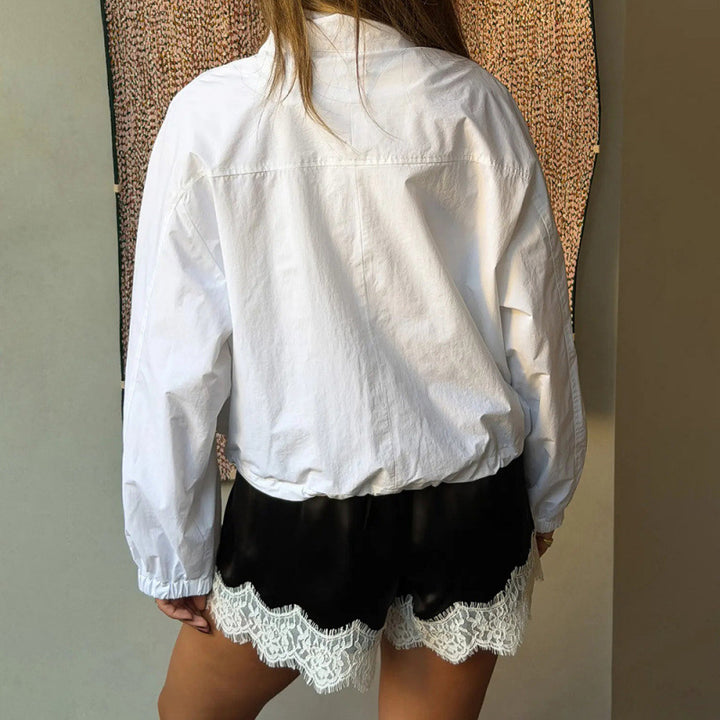 Damer sportbodysuit med elastiska shorts och spetsdetaljer Mirla-Eva Jonsson