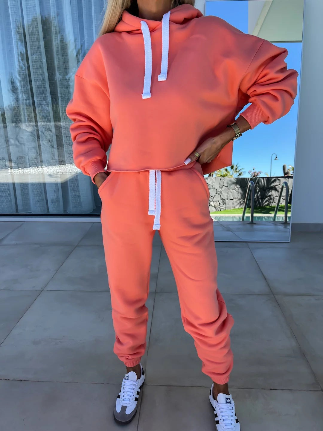 Damer sportig Cropped Hoodie och Joggingbyxor Set Mirla-Eva Jonsson