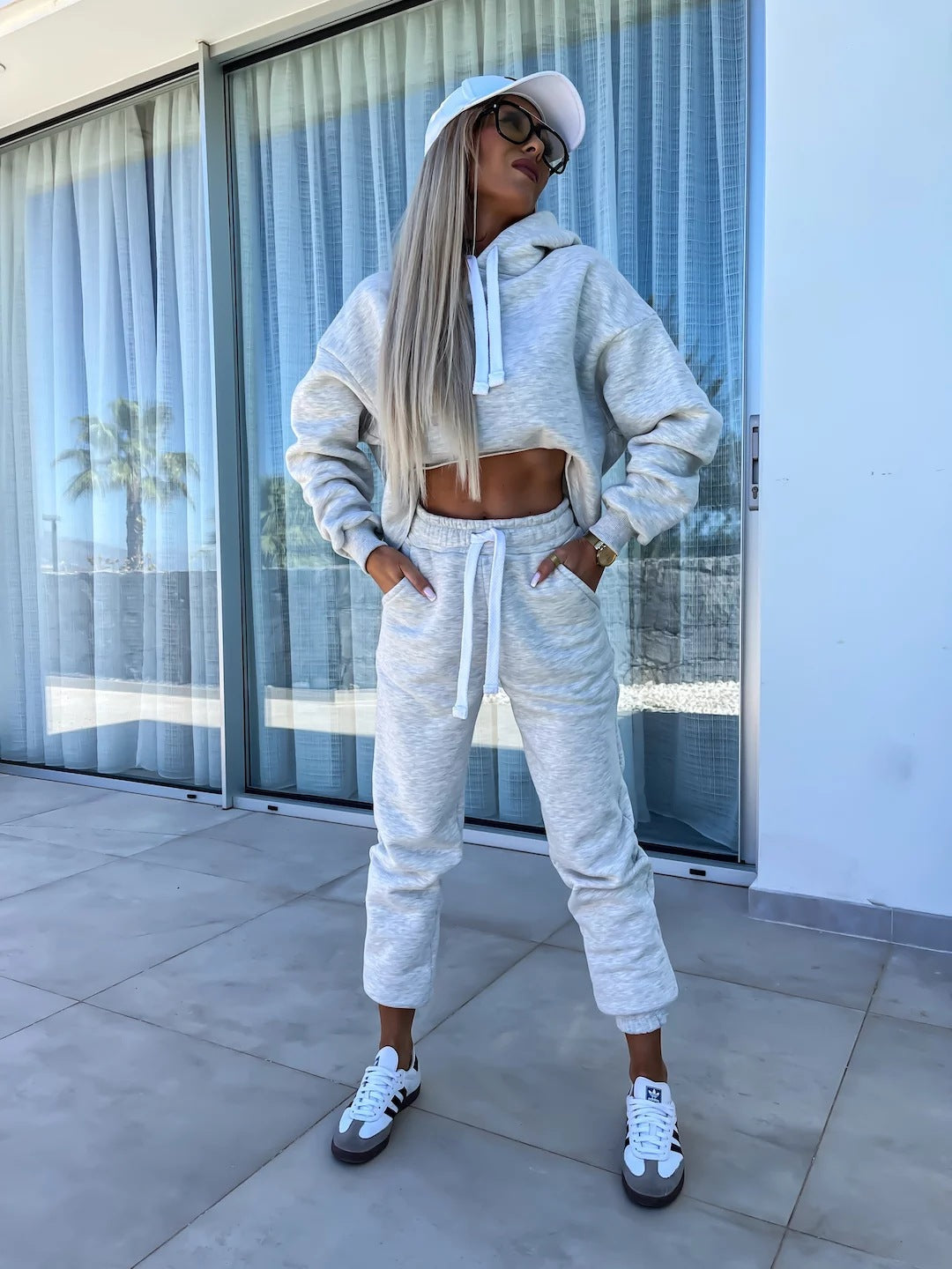 Damer sportig Cropped Hoodie och Joggingbyxor Set Mirla-Eva Jonsson