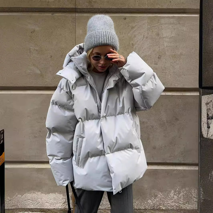Damer sportig dunjacka med hög krage och voluminös passform Mirla-Eva Jonsson
