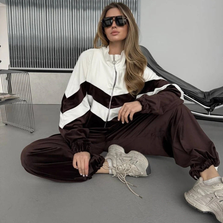 Damer sportig fleece sweat och joggingbyxor set med hög ståkrage och kontrasterande ränder Mirla-Eva Jonsson
