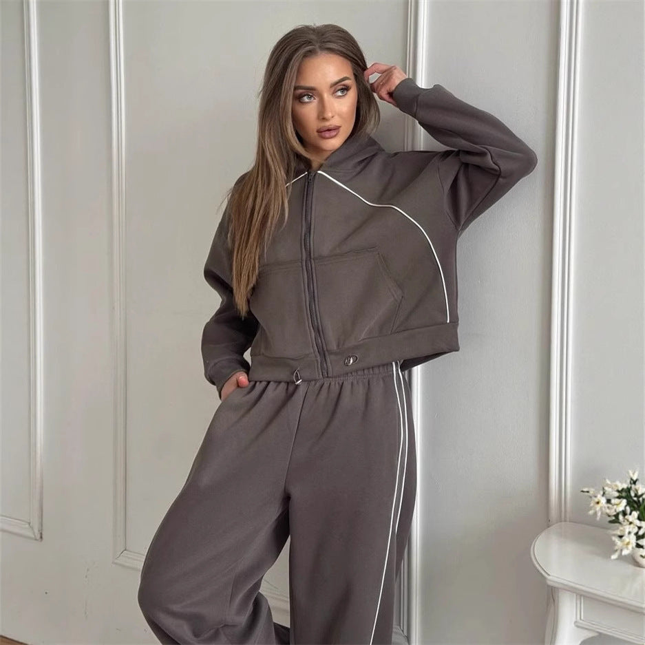Damer sportig fritidsset med cropped hoodie och vida byxor Eva Jonsson-Eva Jonsson