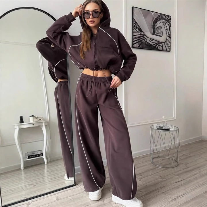 Damer sportig fritidsset med cropped hoodie och vida byxor Eva Jonsson-Eva Jonsson