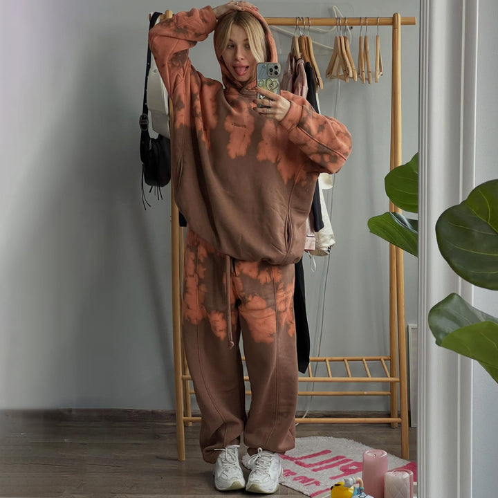 Damer sportig hoodie och jogger set med unikt tie-dye mönster Mirla-Eva Jonsson
