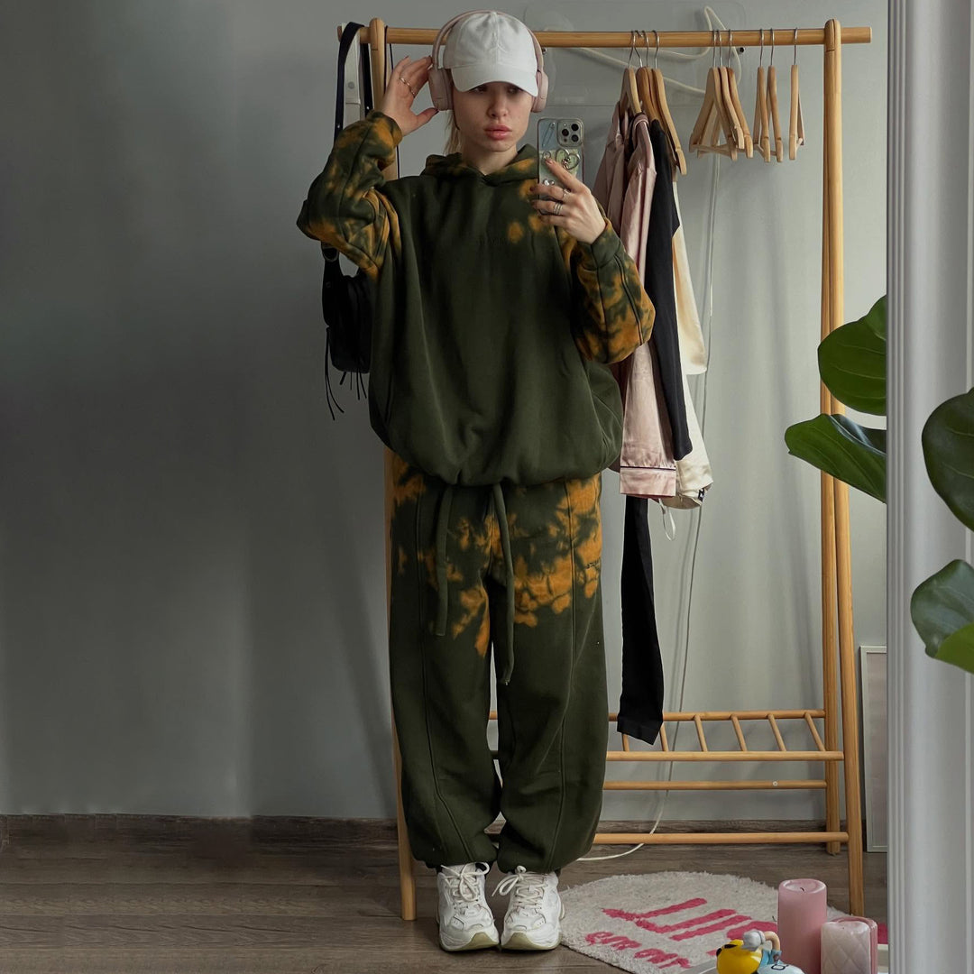 Damer sportig hoodie och jogger set med unikt tie-dye mönster Mirla-Eva Jonsson