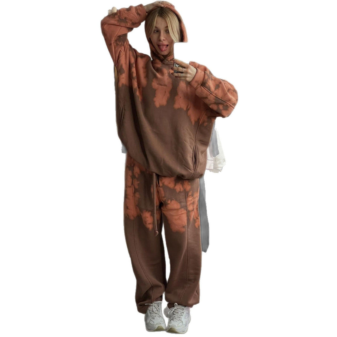 Damer sportig hoodie och jogger set med unikt tie-dye mönster Mirla-Eva Jonsson