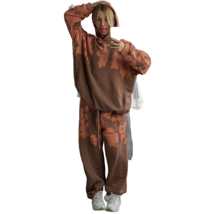Damer sportig hoodie och jogger set med unikt tie-dye mönster Mirla-Eva Jonsson