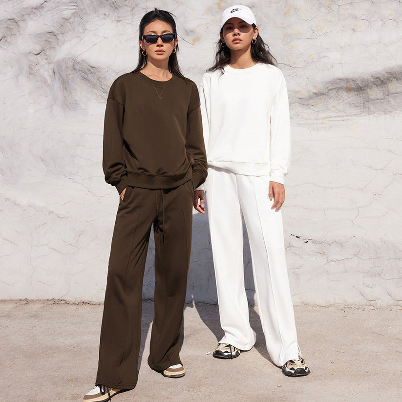 Damer sportig joggingdräkt med vida byxor och oversized sweatshirt Mirla-Eva Jonsson