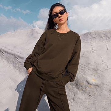 Damer sportig joggingdräkt med vida byxor och oversized sweatshirt Mirla-Eva Jonsson