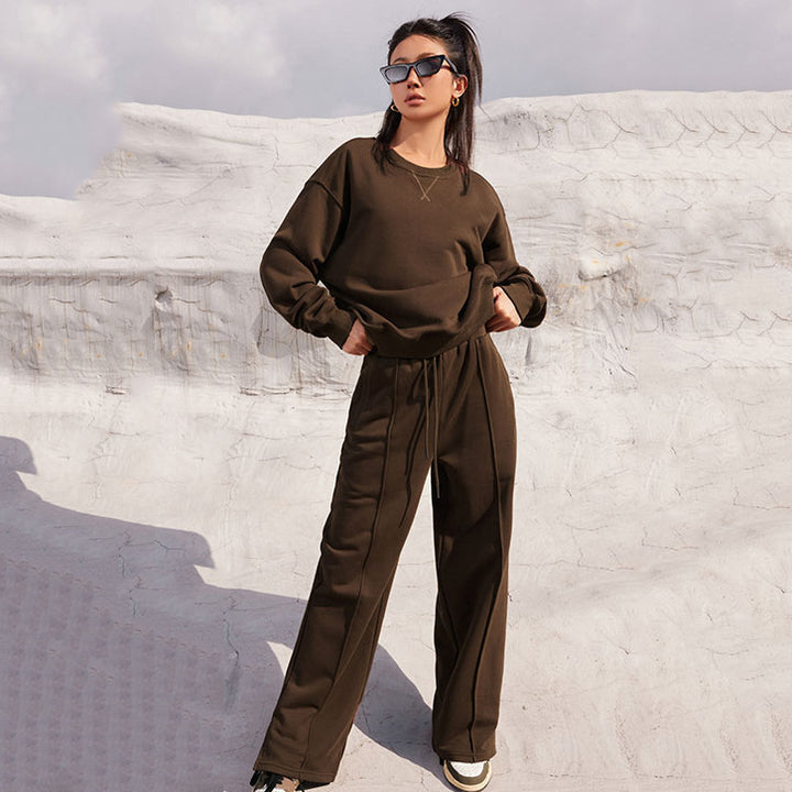 Damer sportig joggingdräkt med vida byxor och oversized sweatshirt Mirla-Eva Jonsson
