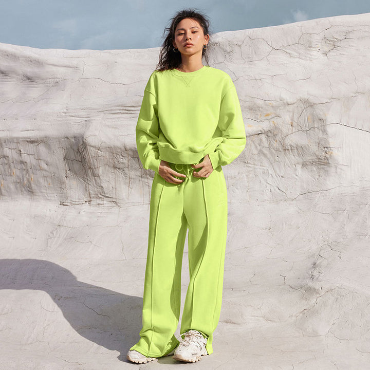 Damer sportig joggingdräkt med vida byxor och oversized sweatshirt Mirla-Eva Jonsson