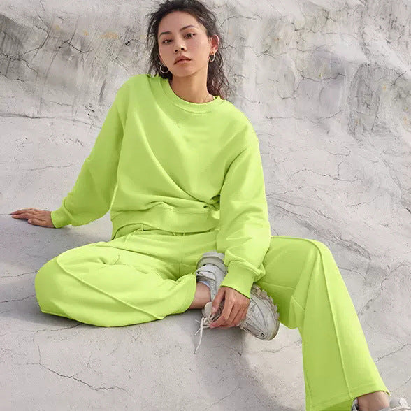 Damer sportig joggingdräkt med vida byxor och oversized sweatshirt Mirla-Eva Jonsson