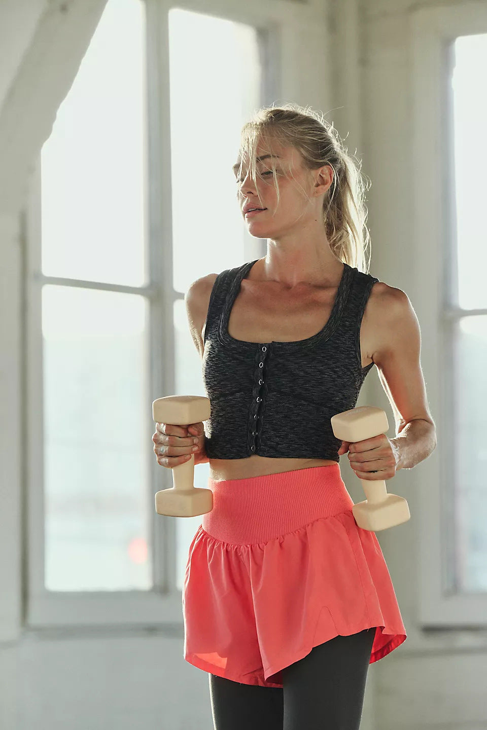 Damer sportig kortärmad topp med ergonomisk skärning och sidoventilationsdetalj Mirla-Eva Jonsson