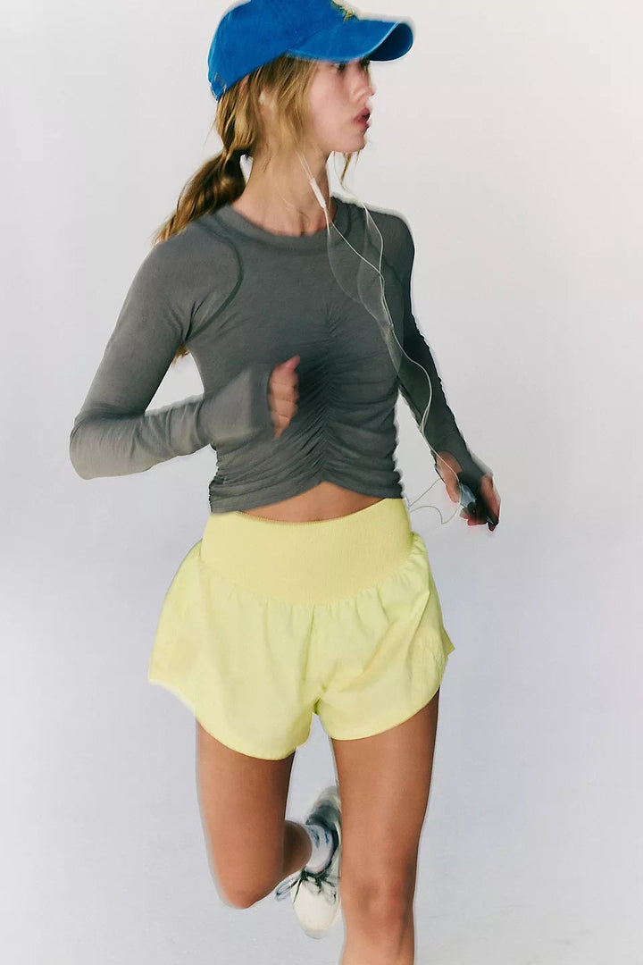 Damer sportig kortärmad topp med ergonomisk skärning och sidoventilationsdetalj Mirla-Eva Jonsson