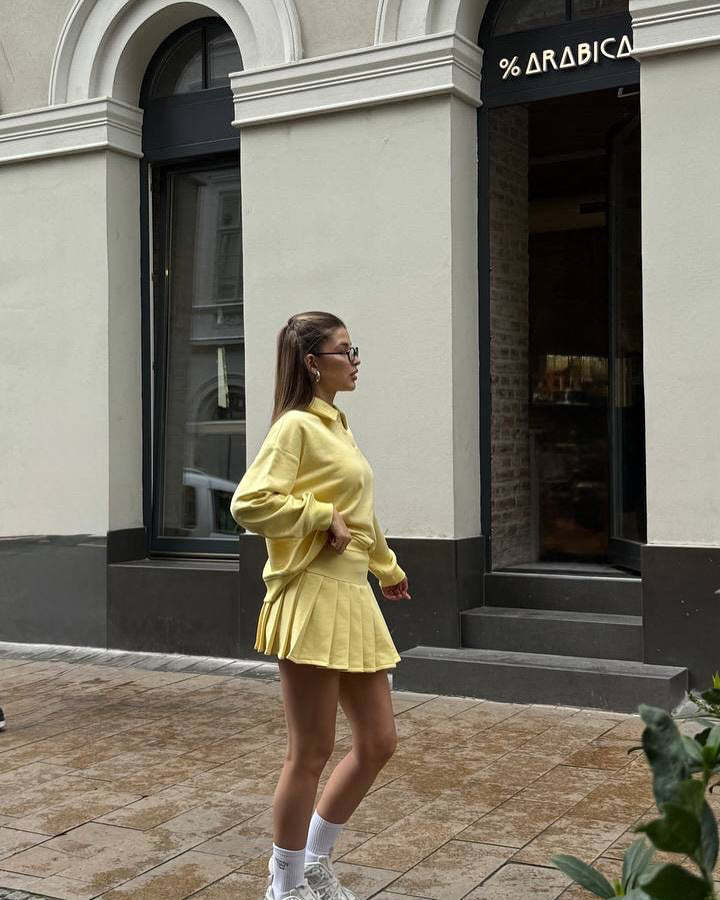 Damer sportig polotröja och kjol-set med knapppdetail Mirla-Eva Jonsson