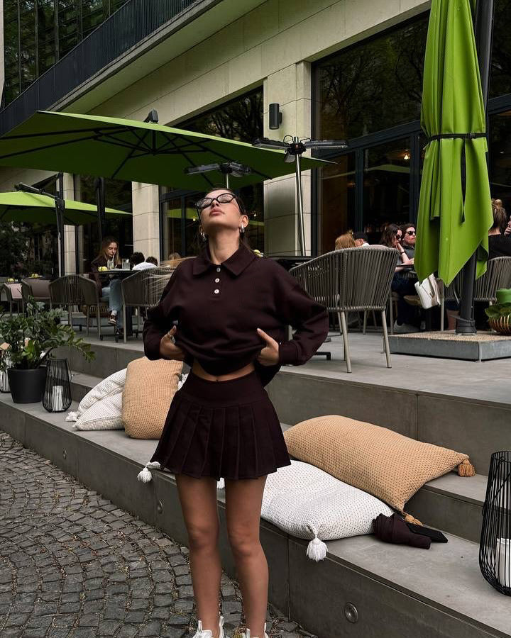 Damer sportig polotröja och kjol-set med knapppdetail Mirla-Eva Jonsson