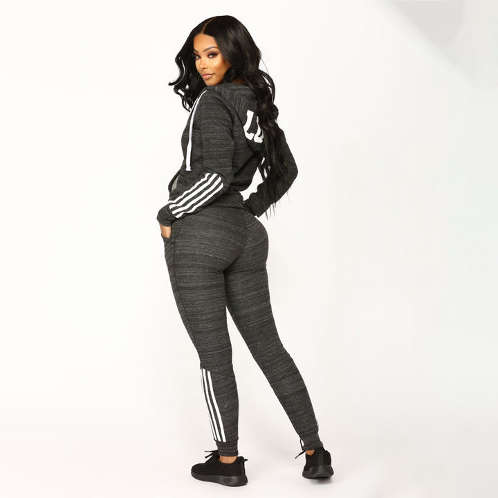 Damer sportig sweatshirt dräkt med huva och moderna kontraststrimmor-Eva Jonsson