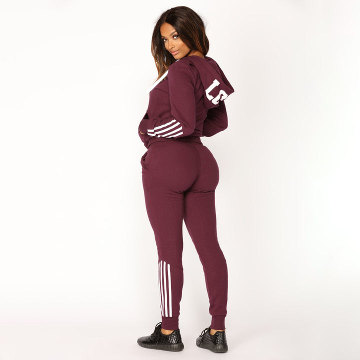 Damer sportig sweatshirt dräkt med huva och moderna kontraststrimmor-Eva Jonsson