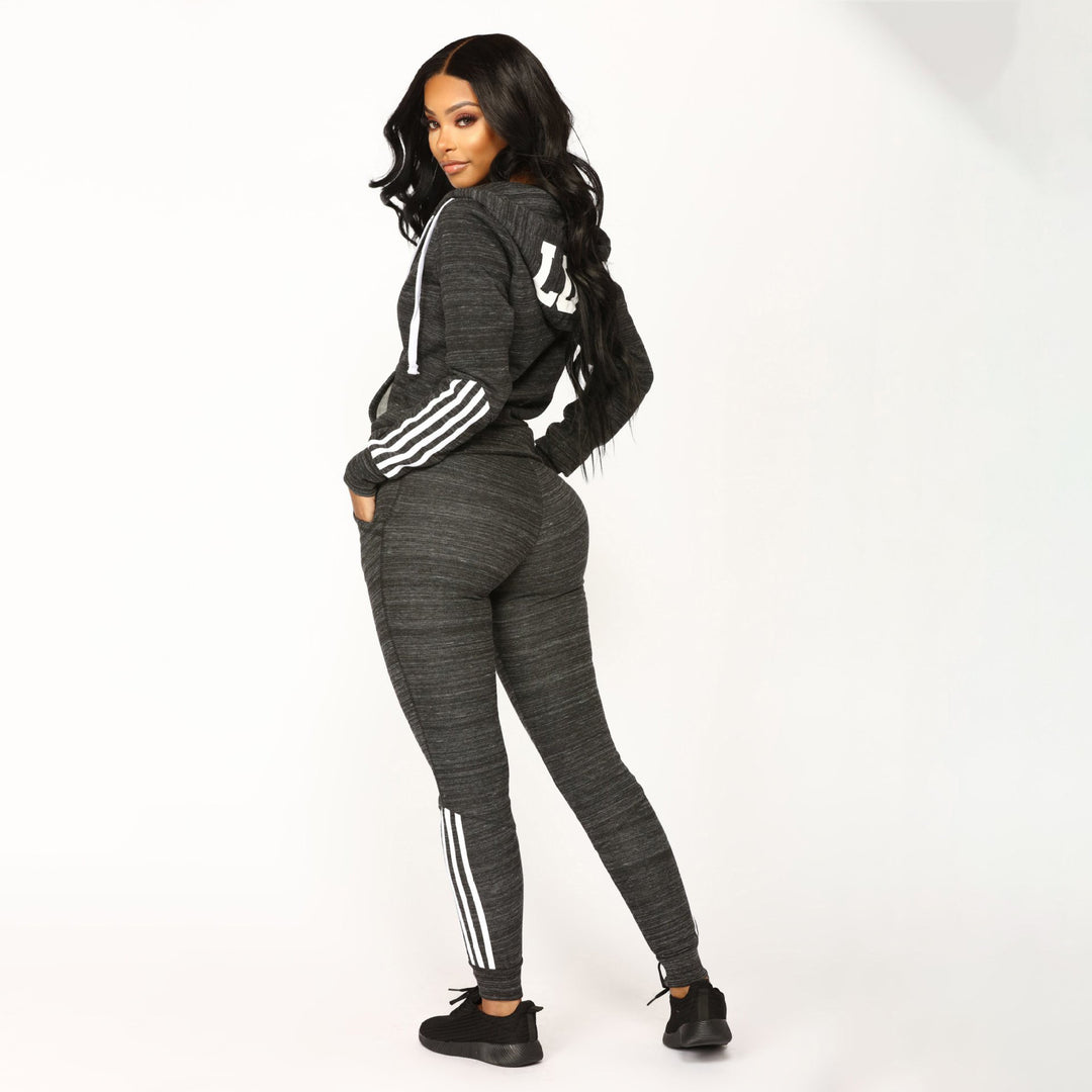 Damer sportig sweatshirt dräkt med huva och moderna kontraststrimmor-Eva Jonsson