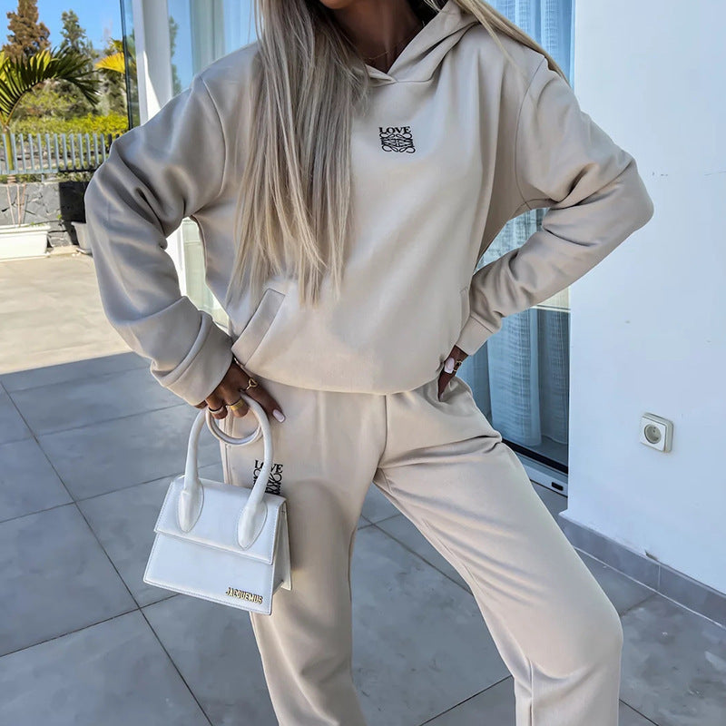 Damer sportig sweatshirt med huva och joggerliknande byxor Mirla-Eva Jonsson