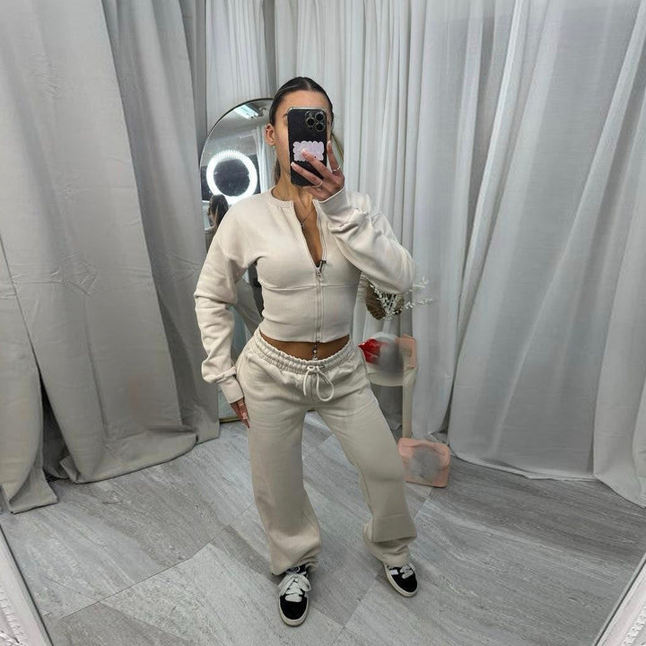 Damer sportig tvådelat set med croppad zip-overdel och bekväma joggingsbyxor Chic & Style-Eva Jonsson