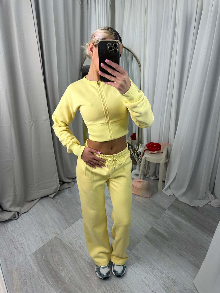 Damer sportig tvådelat set med croppad zip-overdel och bekväma joggingsbyxor Chic & Style-Eva Jonsson